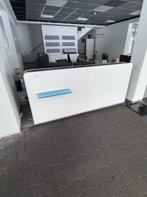 1 Empfangstheke, ca. 2,5 lfd. m mit Schreibtisch